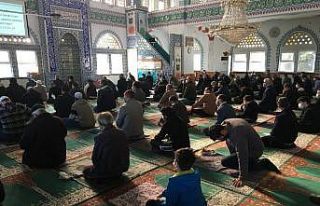 Vatandaşlar Cuma namazı için evlerine en yakın...