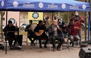 Vatandaşlar ’Küçede Sanat Var’ ile moral buluyor