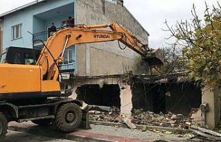 Vatandaşların güvenliği için metruk binalar yıkılıyor