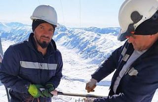VEDAŞ ekibi elektrik arızasını gidermeye devam...