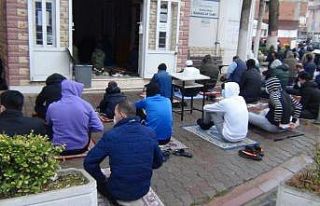 Yağan rahmet altında namazlarını kıldılar