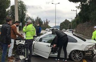 Yağmurun kayganlaştığı yolda elektrik direğine...