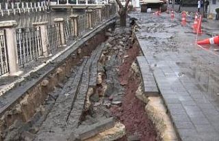 Yalova’da yol çöktü