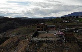 Yamacın başına yaptığı kale ile koronadan korunuyor