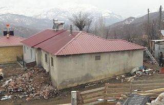 Yanan evin çatısını kaymakamlık yaptırdı