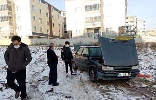Yanan otomobilini kumla söndürdü