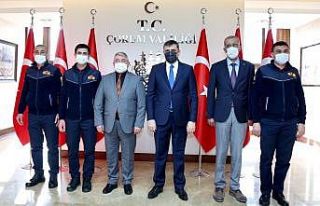 Yangında 8 yavru ve anne köpeği kurtaran itfaiyecilere...