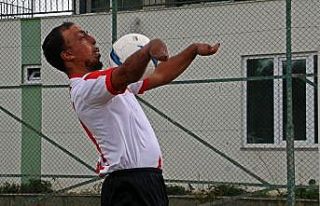 Yangında ellerini ve yüzünü kaybetti, futbolda...