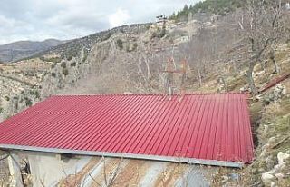 Yangında zarar gören evin çatısı onarıldı