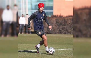 Yasir Subaşı form tutuyor