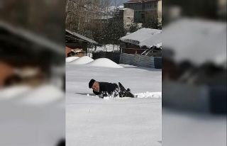 Yaşlı adam karda süründü, yuvarlanarak eğlendi