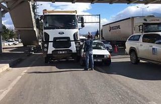 Yaşlı adam kaza yapınca imdadına polisler yetişti