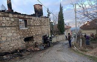 Yaşlı kadın evinde çıkan yangında hayatını...