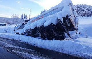 Yem kamyonu ambulansa yol verirken yan yattı