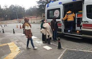 Yemek tenceresinin üzerine düşen çocuk yandı