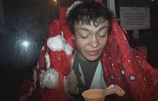 Yeni yıla bank üstünde yatarak girmişti