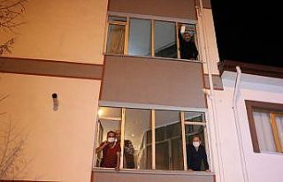 Yeni yıla maskelerini pencerelerden atarak girdiler