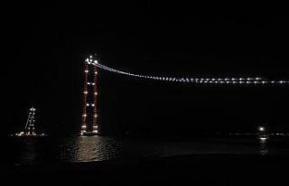 Yeni yılın ilk dakikalarında 1915 Çanakkale Köprüsü...