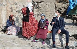 Yenişehir Kaymakamı Beşikci vatandaşlarla bir...