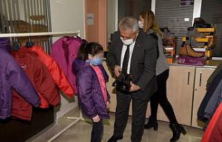 Yetim ve öksüz çocuklar üşümesin diye mont ve...