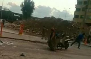 Yıkılan binaların demirlerini toplayan hurdacılar...