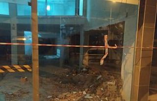 Yıkılan duvarın altında kalan işçi hayatını...