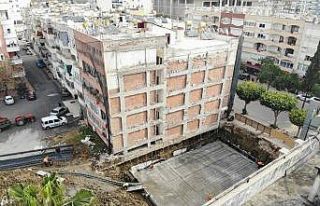 Yıkım sırasında temeli zarar gören 38 yıllık...