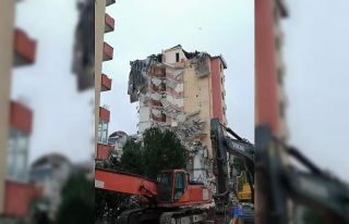 Yıkımı yarım bırakılan binada oluşan göçük,...