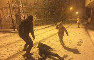 Yılın ilk karı çocukları sevindirdi