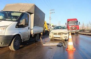 Yolda doğalgaz çalışması yapan işçilere otomobil...