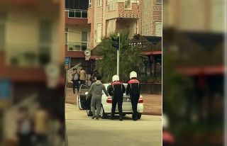 Yolda kalan  sürücüye polis desteği