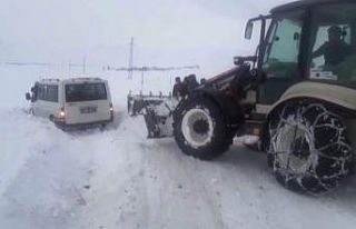 Yolda mahsur kalan araçların imdadına Çaldıran...