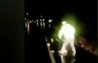 Yoldaki taşları elleriyle temizleyen polisin görüntüleri...