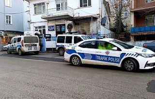 Yoldan geçenleri gizlice görüntüleyince karakolluk...