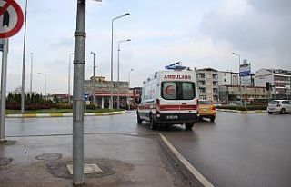 Yoldan geçmeye çalışırken tırın altında can...