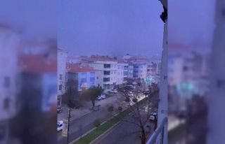 Yollar göle döndü, otomobil suya gömüldü