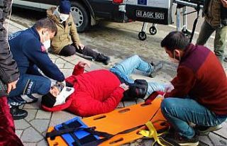 Yolun karşısına geçmek isteyen kadına motosiklet...