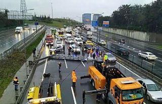 Yön tabelası yola devrildi, yoğun trafik oluştu