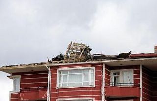 Yozgat’ta şiddetli rüzgar bir apartmanın çatısına...