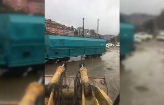 Yük treni raydan çıktı yola oturdu