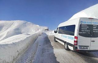 Yüksekova-Şemdinli karayoluna çığ düştü