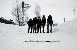 Yüksekova’da çocukların kar üstünde misket...
