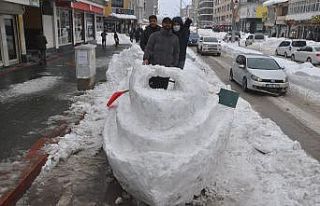 Yüksekova’da yapılan kardan ‘Titanik’ gemisine...