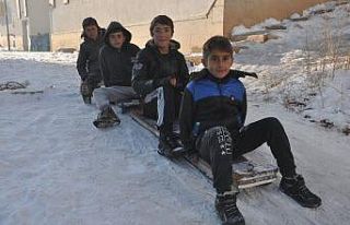 Yüksekovalı çocukların kızak keyfi