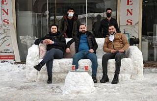 Yüksekovalı gençler, kardan kanepe, buzdolabı...