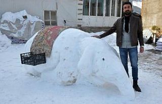 Yüksekovalı gençlerden kardan fil