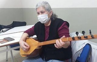 Yunusemre ile bağlama öğreniyorlar