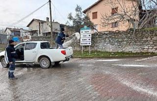 Yunusemre’de buzlanan yollarda tuzlama çalışması