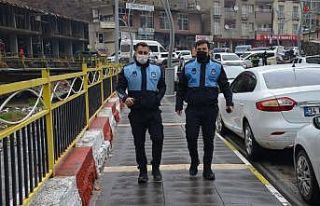 Zabıtalar dışarıda namaz kılanlar ıslanmasın...