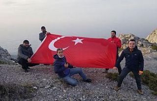 Zirveye tırmanan gazeteci ve idareciler hava muhalefetine...